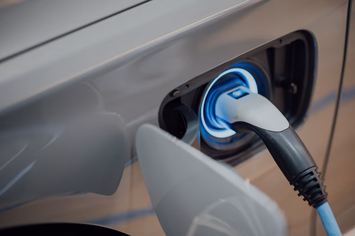 Sähköauto latauksessa latausasemalla